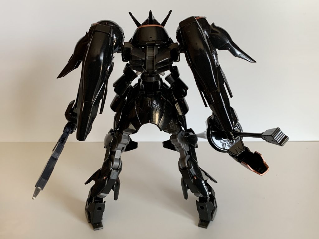 第七世代魔装兵ブリューナク[解説]暗黒騎士オルテア・イディエル専用に建造されたレギンレイヴ用のフラタニティ・フレームをベースとしたワンオフ機。高出力の魔導炉と魔導スラスター、通常の倍量の魔力収縮筋を脚部に持ち、極めて高い瞬発力を誇る。その瞬間的ハイスピードは軽機兵さえも凌駕するモンスターマシンである。オルテアの戦闘スタイルに合わせ、瞬発力を活かした突進からの刺突攻撃、または大剣による斬撃をメインに設計されている。その分、瞬間的な魔力消費量も跳ね上がっており、継戦能力自体はお世辞にも良いとは言えず、機体自体は短期決戦向けとなっている。また、瞬間的な瞬発力は強烈なGを発生させ、操手に多大な負荷をかけてしまう等、ある意味では欠陥機である。もっとも、オルテア自身の優れた技量による機体制御は燃費の悪さと操手自身の負荷を最大限に軽減し、暴れ馬な本機体を手懐けているようだ。 