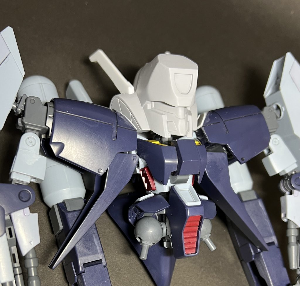 頭部アンテナパーツは2mmのプラ板を切り出して製作しています。前回バイアランの時は1mmのプラ板を2枚重ねていたのですが、重ねた面がガタついてその後の処理の手間が増えてしまうので今回から2mmを用意してみました。