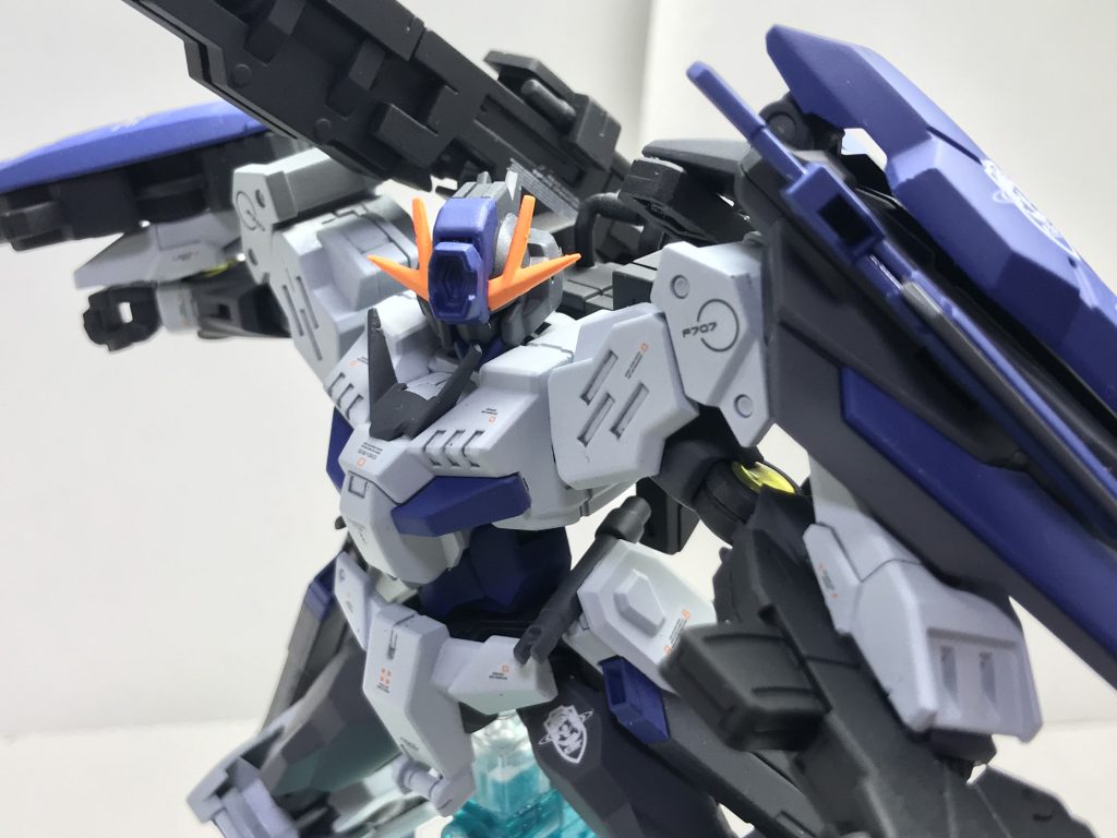 GNハイメガキャノン。額に装備されている大口径大出力ビーム砲であり、バックパックに装備されているGNハイパーメガカノンと合わせて発射した際の火力は小型のソレスタルビーイング砲といっても過言ではない……らしい。