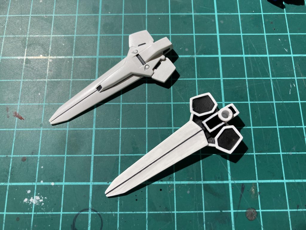 頑張りポイントその④ VSBRもし自分専用機を与えるからオプション武装選べと言われたら、間違い無くヴェスバー選ぶ、そんなわたくし今年40歳。F91時代では最強だったヴェスバーもV2アサルトバスターにもなるとサブウエポンに格落ちしましたがそれでも、少しは見栄えを良くしてあげたい。という気持ちで砲身部の裏側の肉抜きをパテ埋めしました。あとはプラ板工作やらスジ彫り追加出来ればもっと見栄え良くなるんでしょうが、今はこれが精一杯。しかしこのデザイン、色変えて持ち手付けてやればエクスカリバー的な聖剣としても使えそうな気がします。