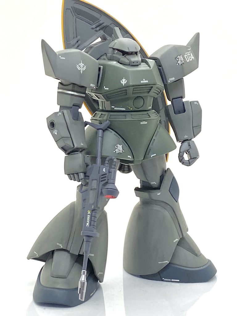 このキットは発売当時に買った物なので関節がABSでシールド裏の接続部分はラッカーですら割れてしまい修復しています。膝関節はデティールの上に合わせ目もあり処理が困難だったので段落ちモールドにして誤魔化しました。イェーガーのビームマシンガンもあったのですが・・・イェーガーの武器が無くなってしまうのでビームライフルにしました(笑)。