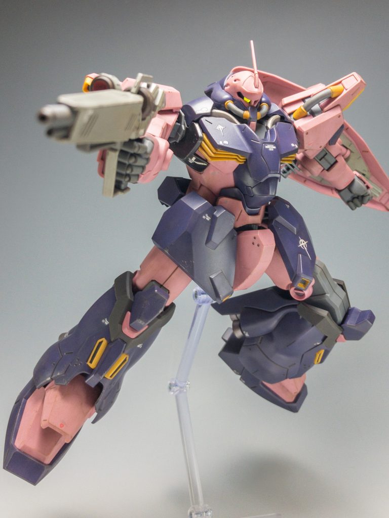 ライフルを構えて。図体の大きさにしては、各部がよく動きます！モノアイはシールですが、蛍光塗料を塗っているのでブラックライトで光ります！