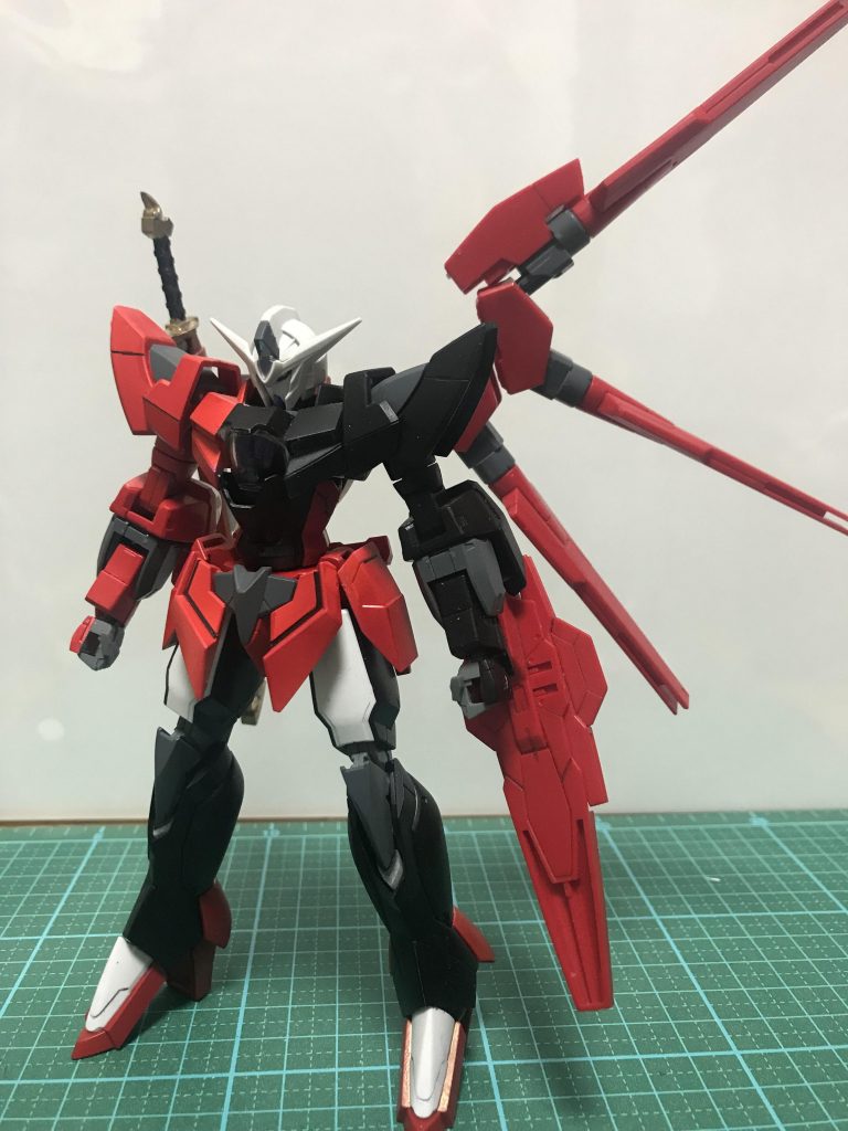 機体前面で1枚。最推しである黒澤ダイヤちゃんの専用機を作りたい!と思いアイズガンダムをベースにリボーンズガンダムからパーツをミキシングしました。機体カラーはダイヤちゃんのソロ曲「Perfect SEKAI」の衣装イメージ。