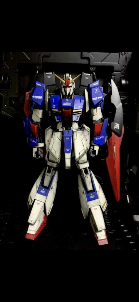 頭部アンテナなど成形色で黄色の部分をゴールドに部分塗装。コックピット部分はスジ彫り失敗して、シルバーに部分塗装して誤魔化しましたものの何だかイマイチ…