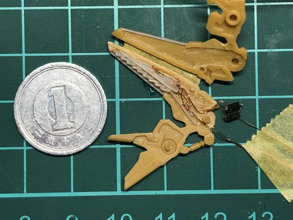 ミノフスキードライブ内部構造。発光部はプラ板でクリア化してLEDを6個(青3、ピンク3)とCRDを設置。