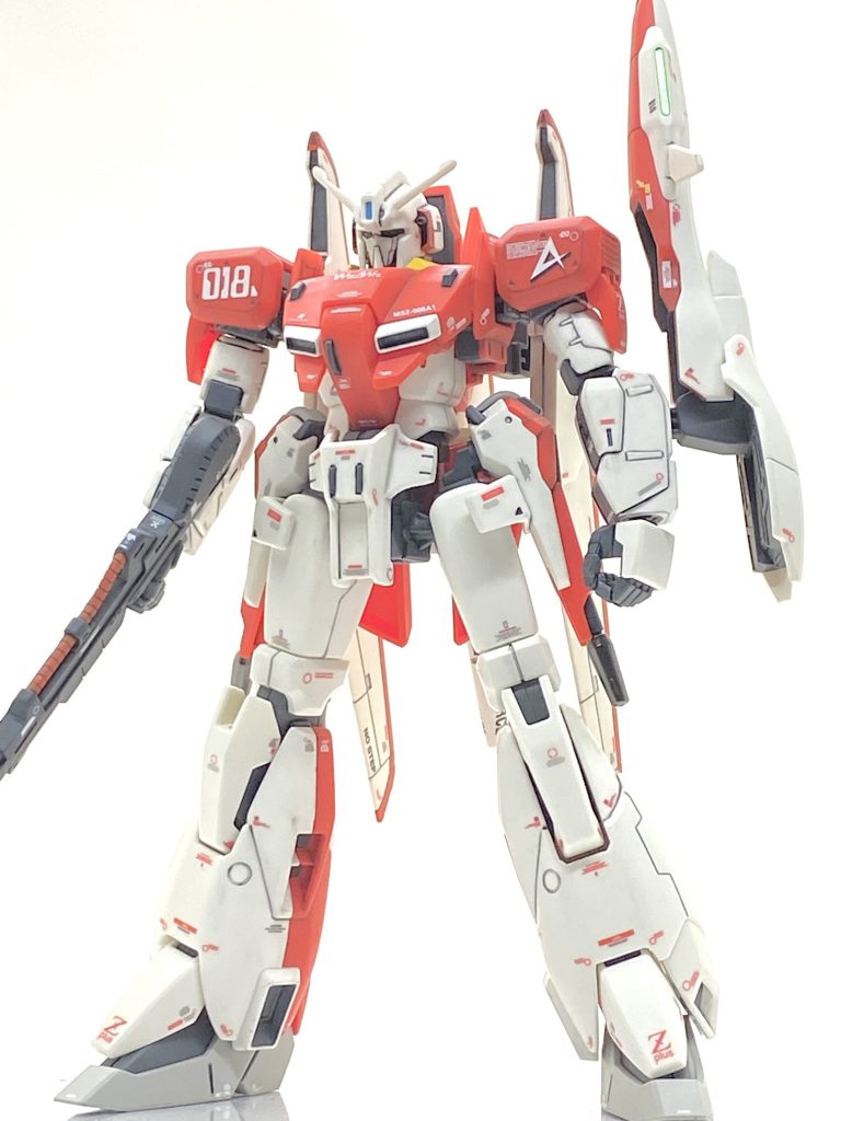 MGの説明書ではエゥーゴのスポンサーでありますウォンさんとアムロのやりとりやアムロのマークの由来、この機体のテストの様子などが記載されていて、資料としても価値があると思います。テスト機などでアピールする所もあると思いますから、設定にはないアナハイムやカラバのデカールを多めに貼っています。これだけデカールを貼りますと変形させますと必ず剥がれてしまうのでウェーブライダー形態は無しです(汗)。