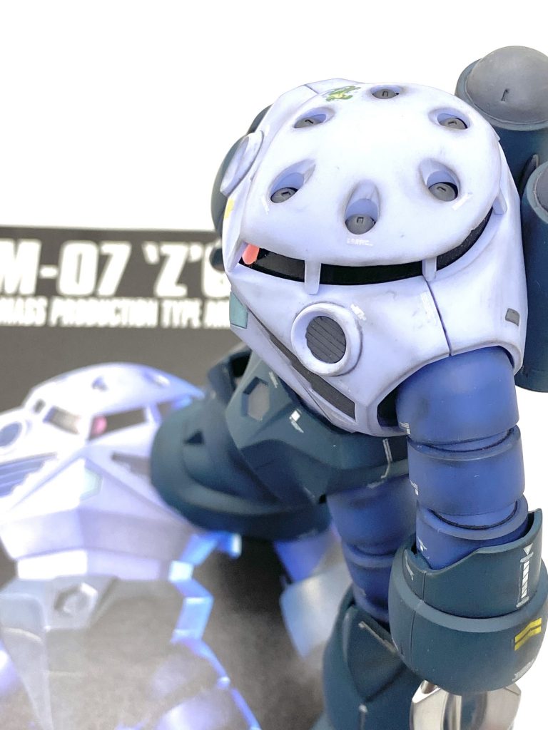 最後は説明書と。ズゴックはゴックと違い、手だけでは無く足も蛇腹の箇所があり、一つ一つに小さいデカールを貼るのは本当に苦労しました。ですがMGやRGでズゴックが出るまではHGUCが決定版的なキットであり、適度にディテールもあるので塗り分けたら良い雰囲気になります。今は合わせ目を段落ちディテールにする工具もありますから肩なんかは無理に消す必要が無く、楽に楽しくサクサク作れました。今回は爪だけは見栄えするメッキーシルバーで塗りたいという長年の欲求があり、それが出来たのは僥倖でした(水中用なので鉄ならメッキ処理しても海水だと錆びると思いますが)。水中用MSはあんまり興味無かったのですがゴック、ズゴックを作り奥深いデザインに感心したので残りの水中用もボチボチ作っていきたいと思います。ご覧して頂きありがとうございました。