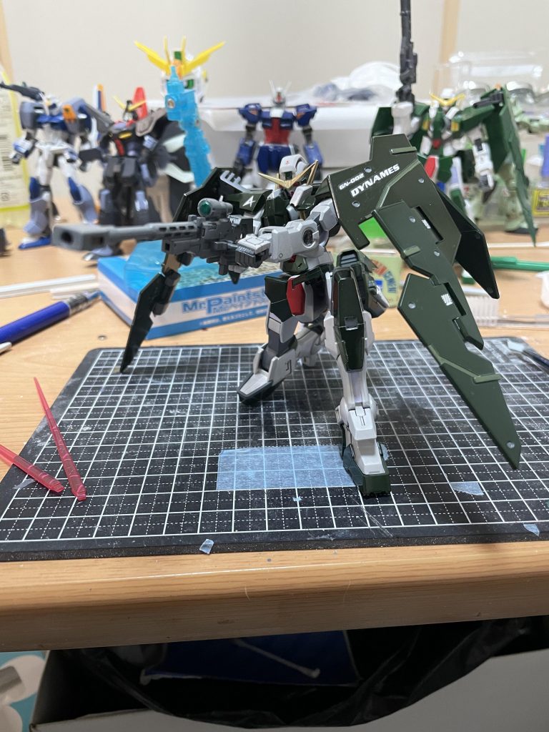 膝立ちもビシッと決まるとデュナメスの狙撃ポーズはカッコいいです。