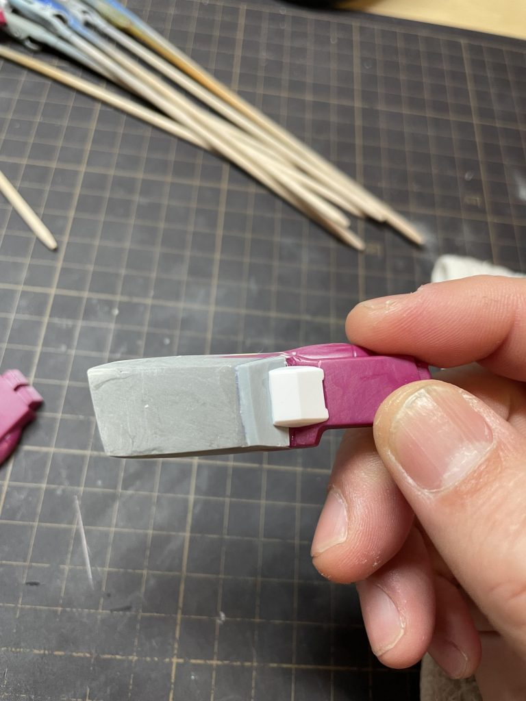 バーニアはプラ板使わずエポキシパテのみで造形してみました。外側は思ったより面も綺麗に出て造形出来る感覚です。ただ、柔らかいので筋彫りが難しい…あと、バーニアの中面が上手くヤスリがけ出来ず実は結構ガタガタ。