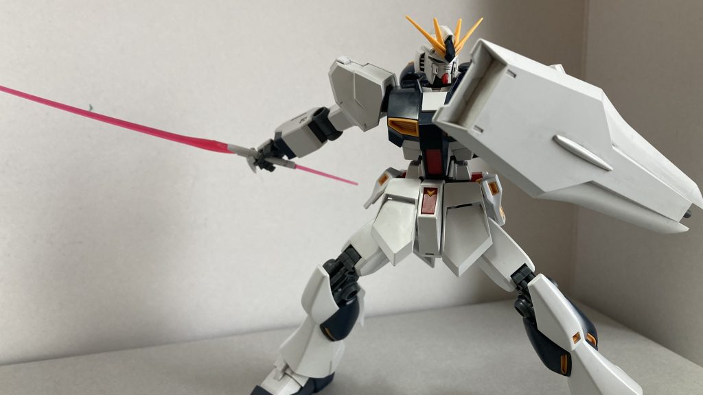 サブ「ビームサーベル」ビームサーベルは付属しませんが、HGの汎用サーベル刃を加工して上下につけました