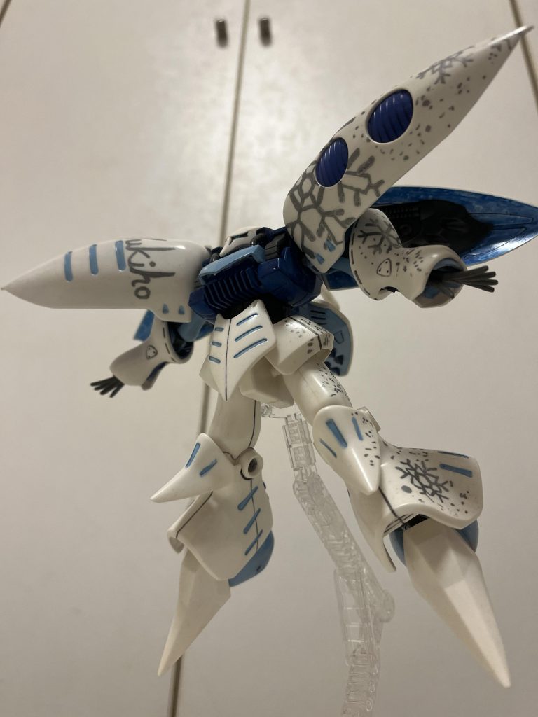 雪歩「行ってください、ファンネルぅ！」