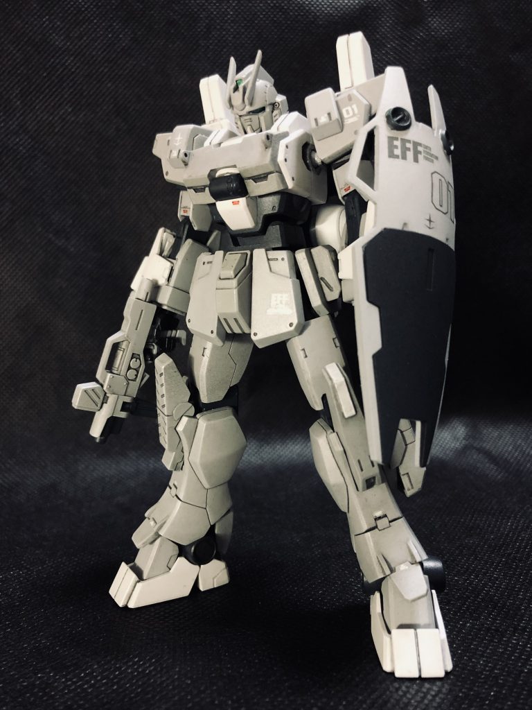 通常仕様 前面脚部と腕部と腰を少し延長してバランス調整、元が良いので軽くスジボリを追加した程度でそれほど手を加えていません。盾は前回作ったジムスナイパーⅡの余りパーツからの流用です。