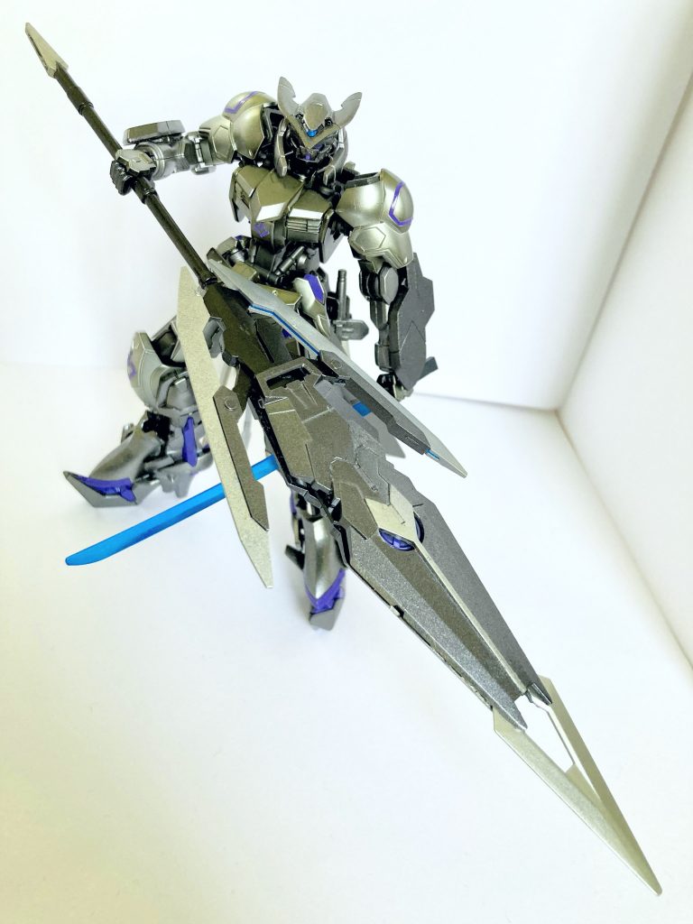 ・突撃槍（ランス）　対MA戦で威力を発揮する大型武装兵器。その名の通り強力な突撃（チャージ）によって敵機を破壊する。人間では、その重量と長さから馬上での使用に限定される突撃槍だが、MSの膂力により自在に振り回すことができ、巨大なMAを狩る決定的な一撃を放つことができる。　この兵器の中心部には、Iフィールド発生器が備わっており、Iフィールド・バリアを発生させる盾となる。MAには、大口径ビーム砲が装備されていることが多く、その対策の一つとして、エイハブ粒子によらない防御手段として使用される。　側面に配置されたブレードは、可動し、三叉槍（トライデント）ともなる。