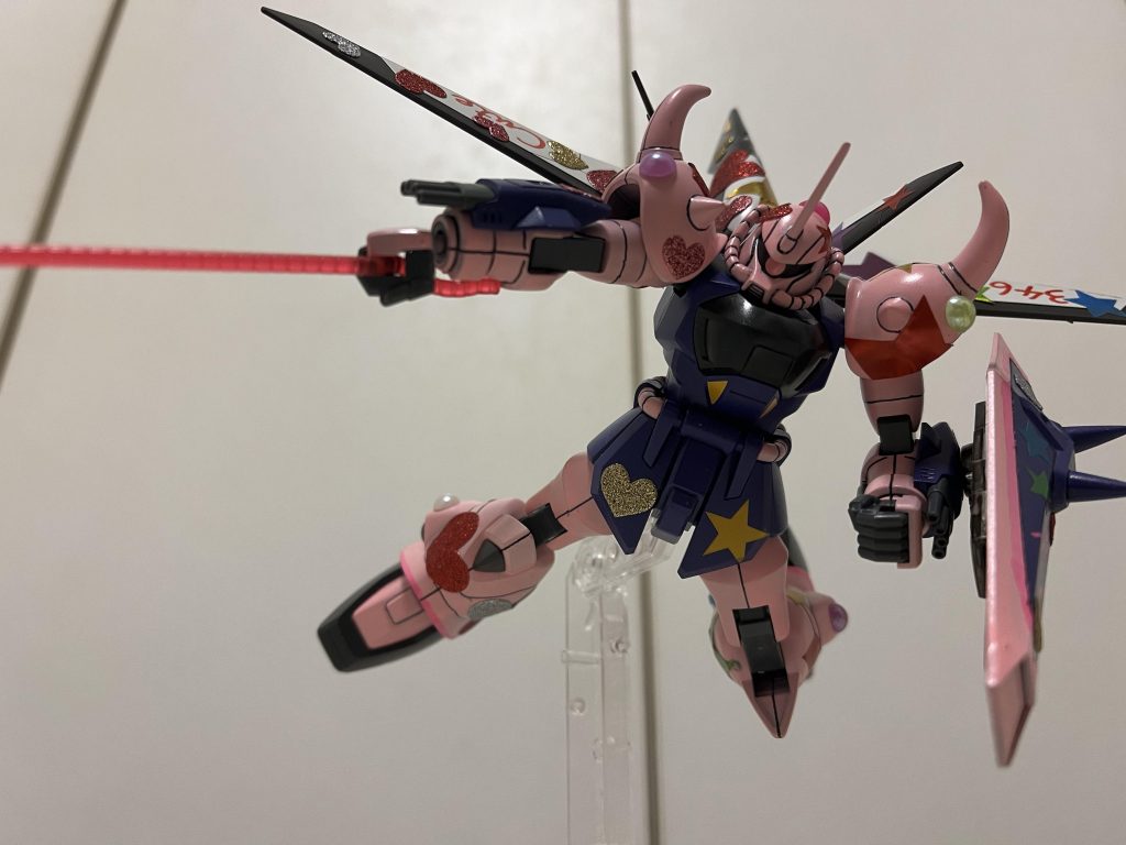 しかも星形シールは剥がれやすいおまけ付き。剥がれそうな所をのりで付けたり、、それでもダメな所は最小限の接着剤でなんとかしようしたら、案の定塗装が剥げたりwマジでどーすんだこれって感じの出来です。