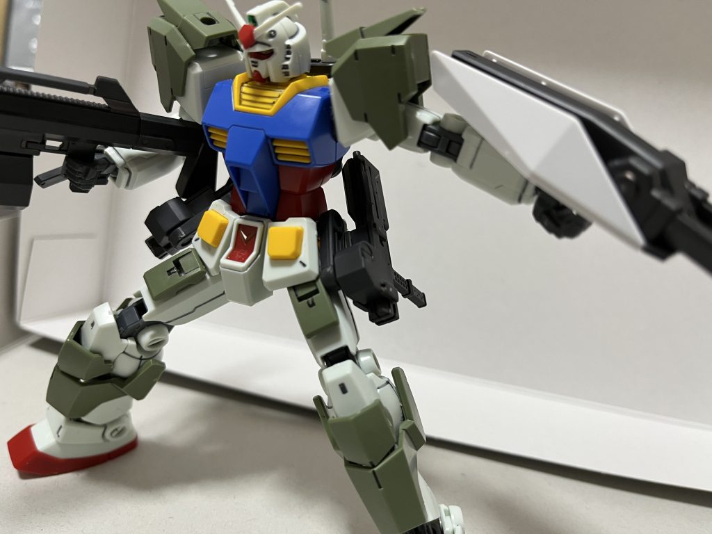 腰にはサブマシンガン二丁を装備しています。手持ちも可能ですが、腰部にマウントしたまま展開出来ます。