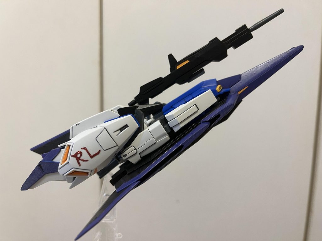 右脚はルーのイニシャル。