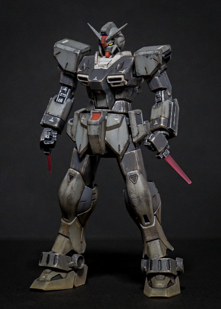 特殊部隊かつ格闘機ということで、過酷な任務で酷使されたイメージで派手にウェザリングを施しました。ビーム刃は「ダガー」と言うわりに長く感じたので大幅に短縮し、ビームの粒子感が出るかな〜と艶消トップコートを吹いてみました。