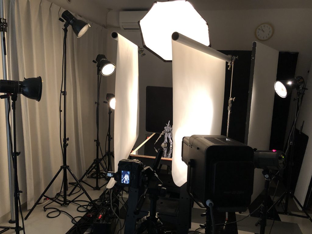 制作過程撮るの忘れてたので今回はライティングを載せました。撮影はエッジを強調したかったので全部で8灯使いました。もう1灯背面に足してもよかったのかも…