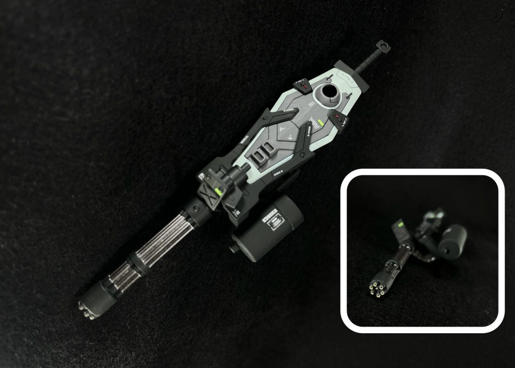 今回はやりたいことの実験として、武器の制作から入りました。レッドチップは太いスジ彫りに埋めるというようなやり方を見て、実際に練習したり、直接パーツの上に乗せるのと違いがどれくらい出るのか、パーツ全体の色のバランス(特にメインカラーのライトブルーとパーツ分割後のバイオレットグレーとの色合い)を見たりと、全体の構想をこの時点で考えるのが楽しかったです。銃口にICソケットピンを使用、回転する基部には虫ピンを使ってディテールアップしています。