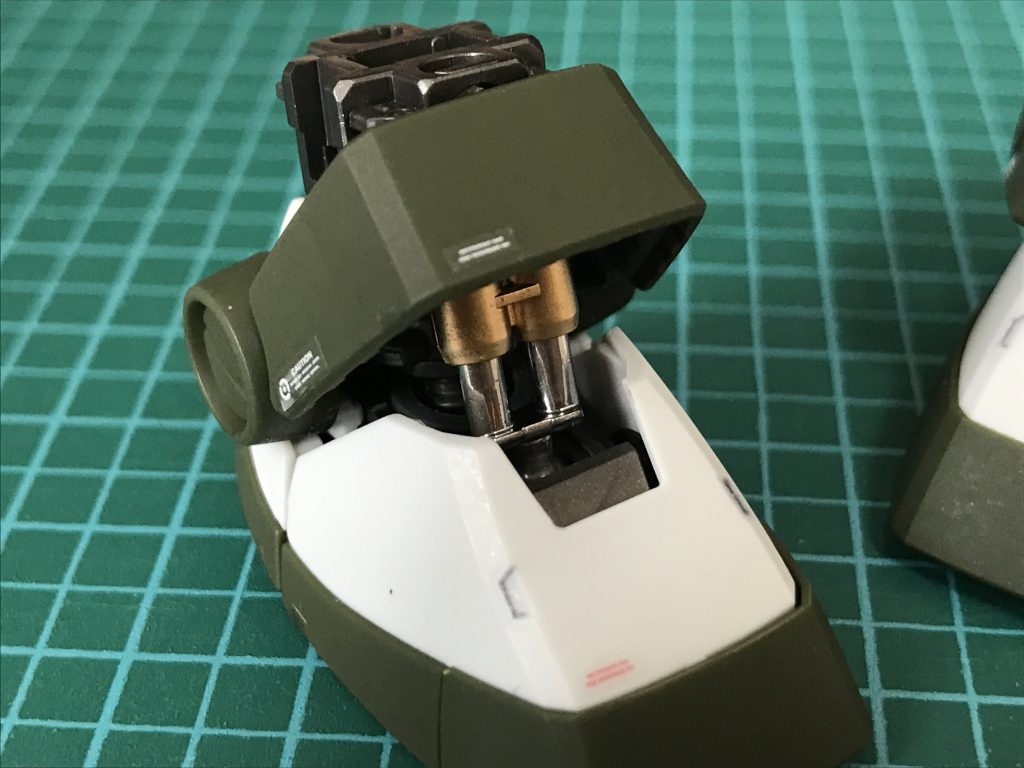 足首のシリンダーはゴールドとガンダムタッチマーカーで部分塗装。いいアクセントになりました。