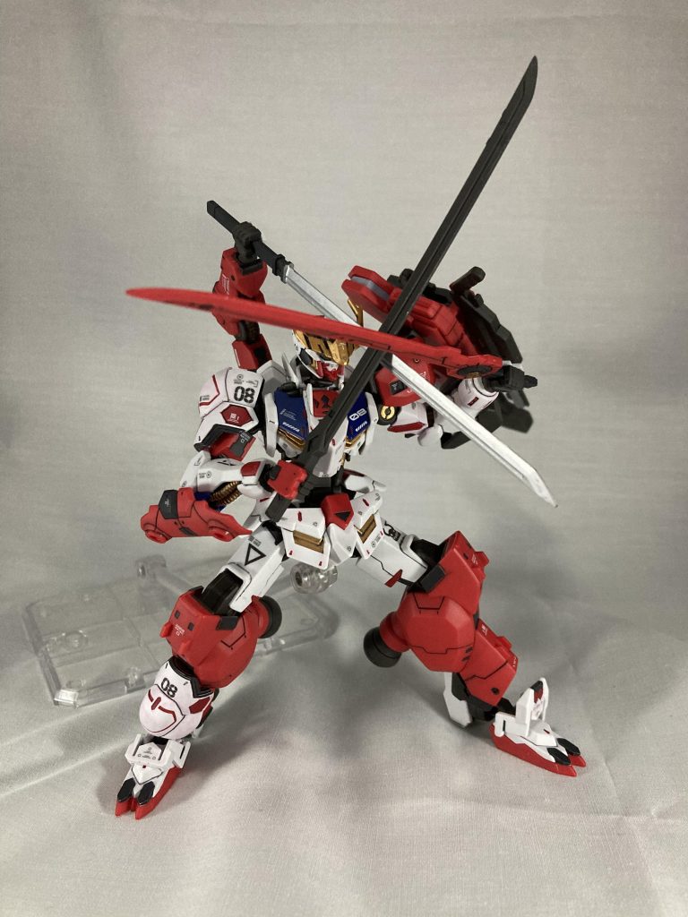 三刀流：裏型三本の刀を完全に防御に使う超防御型スタイル、厚く丈夫な赤い刀で受けとめ、右手とサブアームの刀でそれを支える 以上です、あとは二砲流の使わなかったけどかっこよく撮れた写真と背面からの写真です