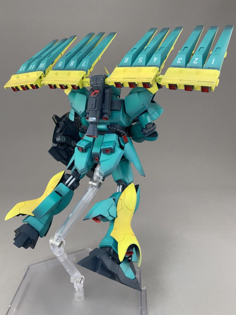 テリブルファンネル元キットでマントのようにするためか、ファンネルとしては使いにくそうな大きさ。その分高火力ですね。ジェネレーター直結のキャノンとしても構えられるようにしました。三角は切り取り、スラスターをつけました。