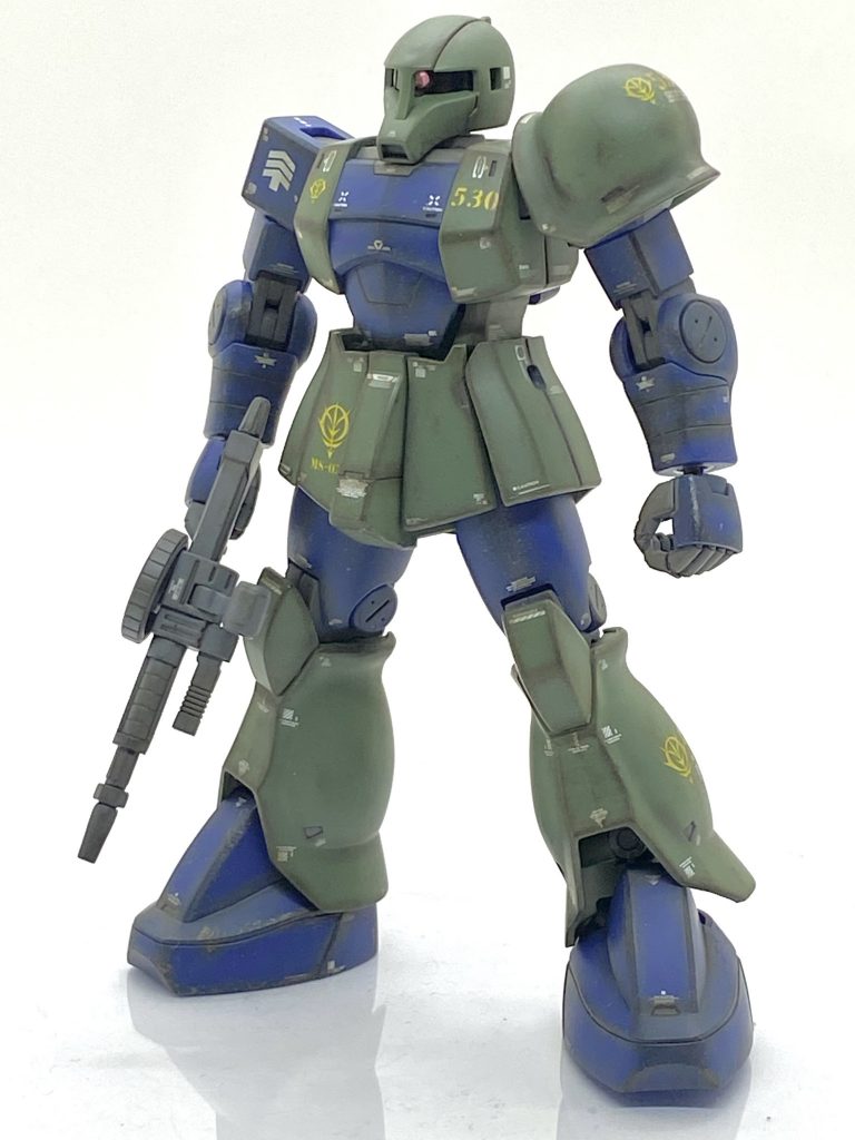 HGUCのザクI(旧ザク)を成型色仕上げ+αで作ってみました。旧ザクは自分にとってジオン系のプラモデルで一番最初に作った思い入れのある機体です。1/100のガンキャノン、1/144のガンダムの次にこの旧1/100の旧ザクを作った時に黄緑と青のカラーリングにカッコいいプロモーション、そこそこ動く可動範囲で大変感動して、その後に作った1/100の量産型ザクの方が満足しなかった記憶があります。この旧ザクは2年ほど前に出来上がっていてザクI・スナイパータイプのデカールを貼る際に参考にしたかったので箱から出したのですが・・・成型色が濃い青の為に太腿や腕に合わせ目後の白化が目立ち、今回もらいだ~Joe様のお気軽汚しを実践して誤魔化して投稿してみようと思いました。