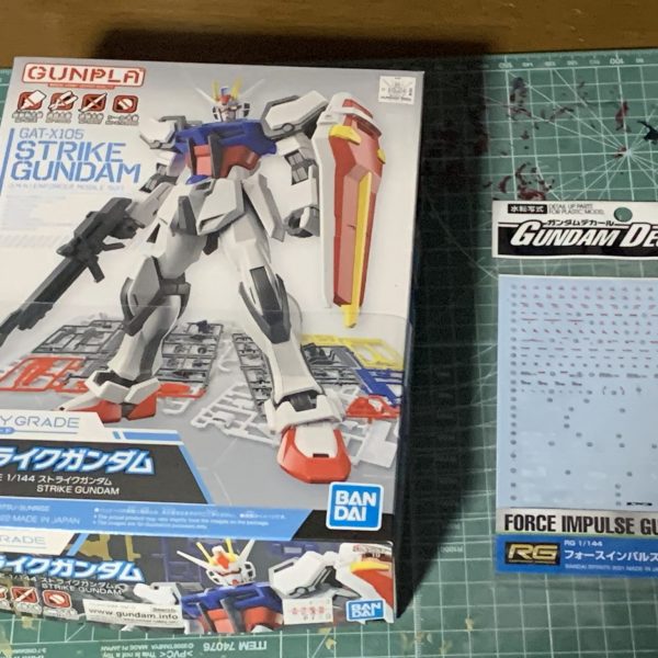 EGストライクガンダムとデカール。そして頼んでいた塗料と備品がようやく届きました。HGCEデスティニーガンダムは前回と同様にキャラクターモチーフで塗装する予定なのですが、この色合いでそのキャラクターがわかる人いたら同志ですね！(わかるのかこれで)充電式エアブラシで検索をかけたところ、エアーホースとクリーニングボトルも必要なことがわかったので、本格的な作業開始は来月くらいになるかもしれない感じですね。準備は大事！古事記にもそう書かれている。（1枚目）