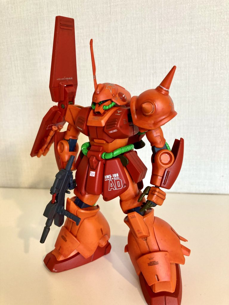 左肩のスパイクアーマーは、アニメ設定ではボディ同色の濃紅となっていますが、個人的な好みでザク系らしく手足同色のオレンジ色にしました。この方がしっくりくると思うのですがいかがでしょう？