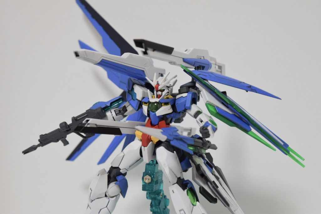 フリーダムの一斉射撃を再現したく、ガンダムヘリオスのバックパックを利用してます。クアンタのバックパックに穴あけ工作して取り付けています。