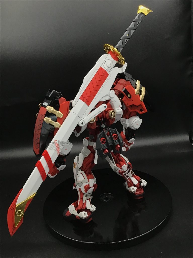 本体はキットそのものが素晴らしい出来なのでほぼそのまま、デカールをPGから幾つか持ってきて追加してます。後は黒い装甲や一部装甲を光沢クリアで仕上げたりしてます。デカいガーベラは、昔素組して放置してたPGレッドフレームの物を使用。PGに付属のアームと自作のアームで懸架する様にしてます。