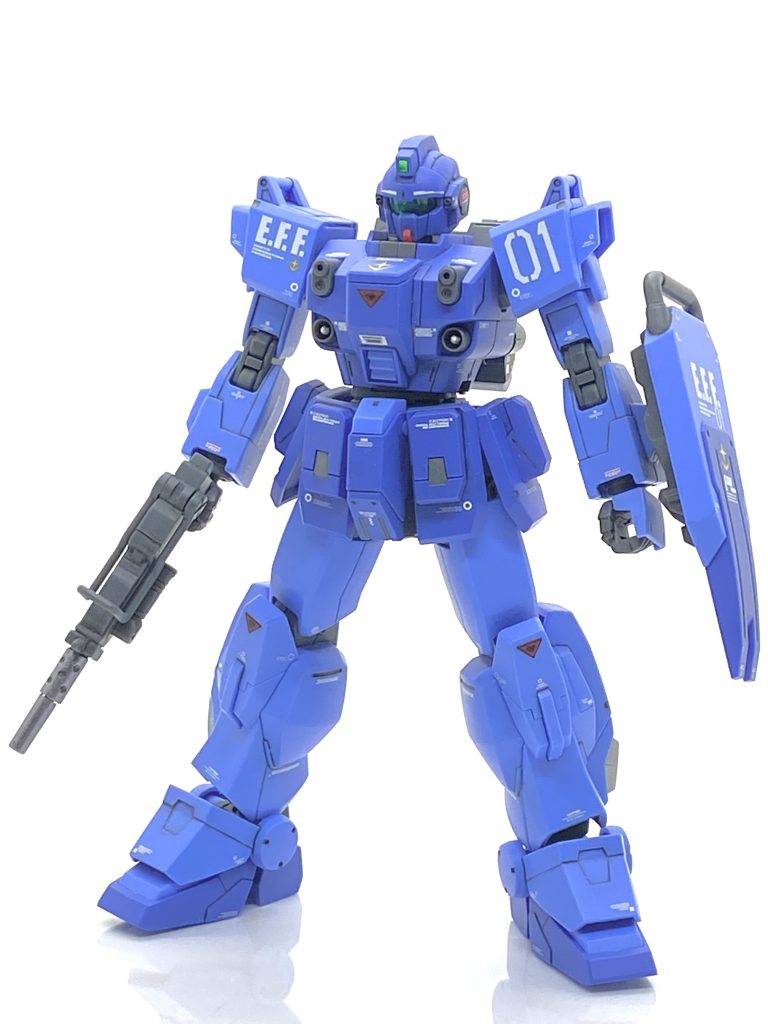 HGUC ブルーディスティニー1号機を成型色仕上げ+αで作ってみました。サターン版のザ・ブルー・ディスティニーでこの機体を初めて見た時かは戦慄のブルーを感じてしまいました(笑)。やっと敵を全滅させてホッとしたのは束の間で凄まじい機動性と強力なミサイルの前に瞬殺されてしまい、やっつけたのは相当後だったと思います。HGUCでは一度キット化されていて、左手が平手しかない以外は中々のデキで色分けも頑張っていたからEXAM版が出るとアナウンスされた時「なんでブルーディスティニーをリメイクするんだろう?」と思いました。作ってみると・・・3機共に色分けもさらに細かくなった上に成形色も明るめになった為に塗装しなくても良いぐらいになったので細かい箇所だけ頑張って塗装してカッコいいブルーディスティニー1号機を目指す事にしました。