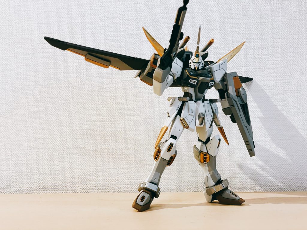 今回のエポキシ造形のポイントは、肩や肩の上のウイング？、腰のサイドスカート、背中のファトゥム01のバーニアなどを、インフィニットジャスティスガンダムの尖ったイメージに合わせて、とにかく尖らせたり、角ばらせてます。