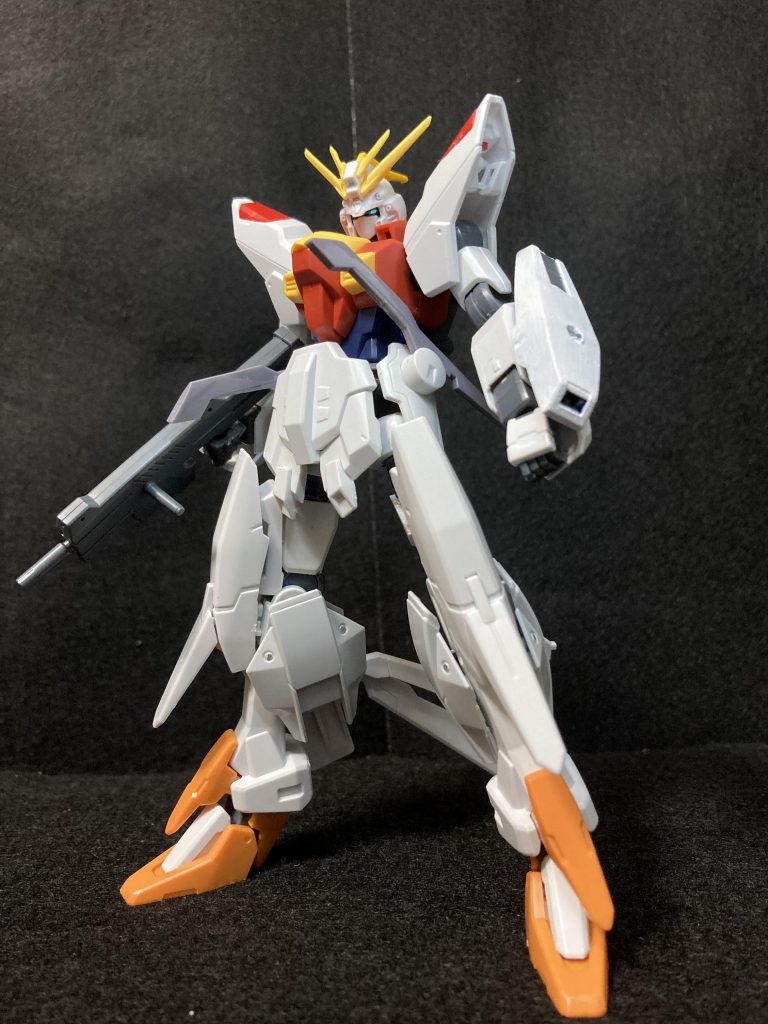 カッコよすぎて(⸝⸝>_<⸝⸝)akuaガンダムガイドウ・アオンとリンドウ・カナの2人で制作した共同作品で空手をやってるらしいカナの意向で格闘機寄りとなっているが、アオンのくせかビームサーベルを4基所持しているそして腰部サイドスカートにはコンバットナイフを所持しており左腕部にはビームサーベルユニットを所持しており合計7つの格闘兵器が搭載されている。