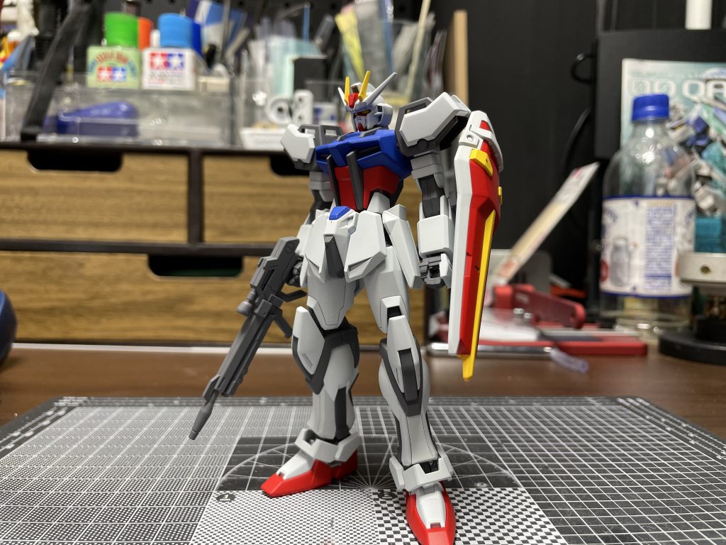 エントリーグレードはガンダム以外も作ってますが、誰が作っても塗っても塗らなくても一定のクオリティがあるすごいキットだと思います。安いし。いじっても面白いしそのままなら手軽に完成の満足も味わえます。沢山売られてるのでもっと作られるべきだと思います。まだ3個くらいあるので煮詰まったら息抜きでまた作ります。ご覧いただきありがとうございますm(_ _)m