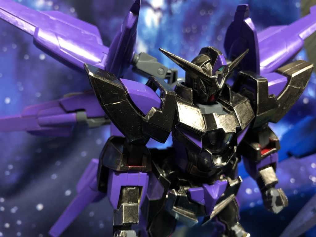 高機動時にはウイングが広がり6枚羽のように展開。背中・両腕のGNドライヴ3基が稼働する「OOO(アイン・ソフ・オウル)モード」で魔王の如き殲滅力を発揮する……なんてイメージです。