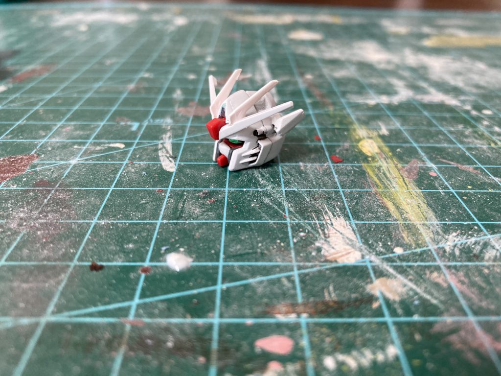 4/19追加ですヘッドはクアンタに寄せたかったため、フリーダムをベースとし、マスクのスリットを消し、耳当てをクアンタから移植しています。額のアンテナも全て白に塗装しクアンタに寄せています。