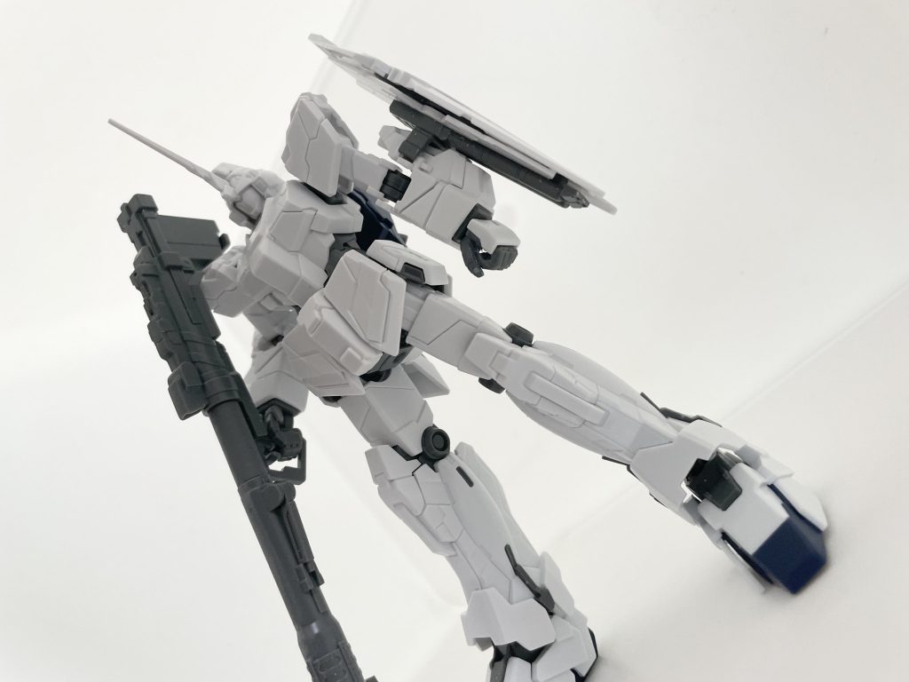 無塗装状態、握り拳は穴あき手から作成してます。