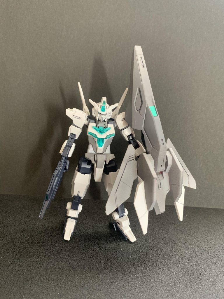 まずはコアガンダムⅡ。ガンダムカラーを消して最近ハマっているホワイト/グレー基調に塗装しました。