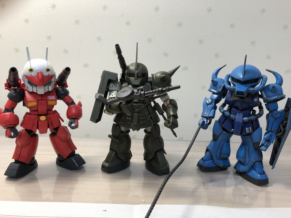 過去作品との記念撮影。同じBBシリーズのキットを使用しましたが、ザクだけ頭が小さいです。