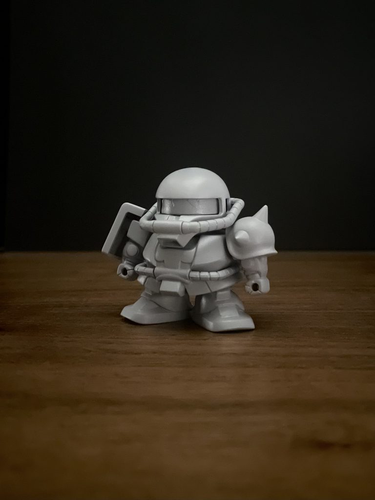 肩や肘のディテールを減らして量産型に。モノアイレールは挟み込みなので先に塗装してマスキングで対応しました。