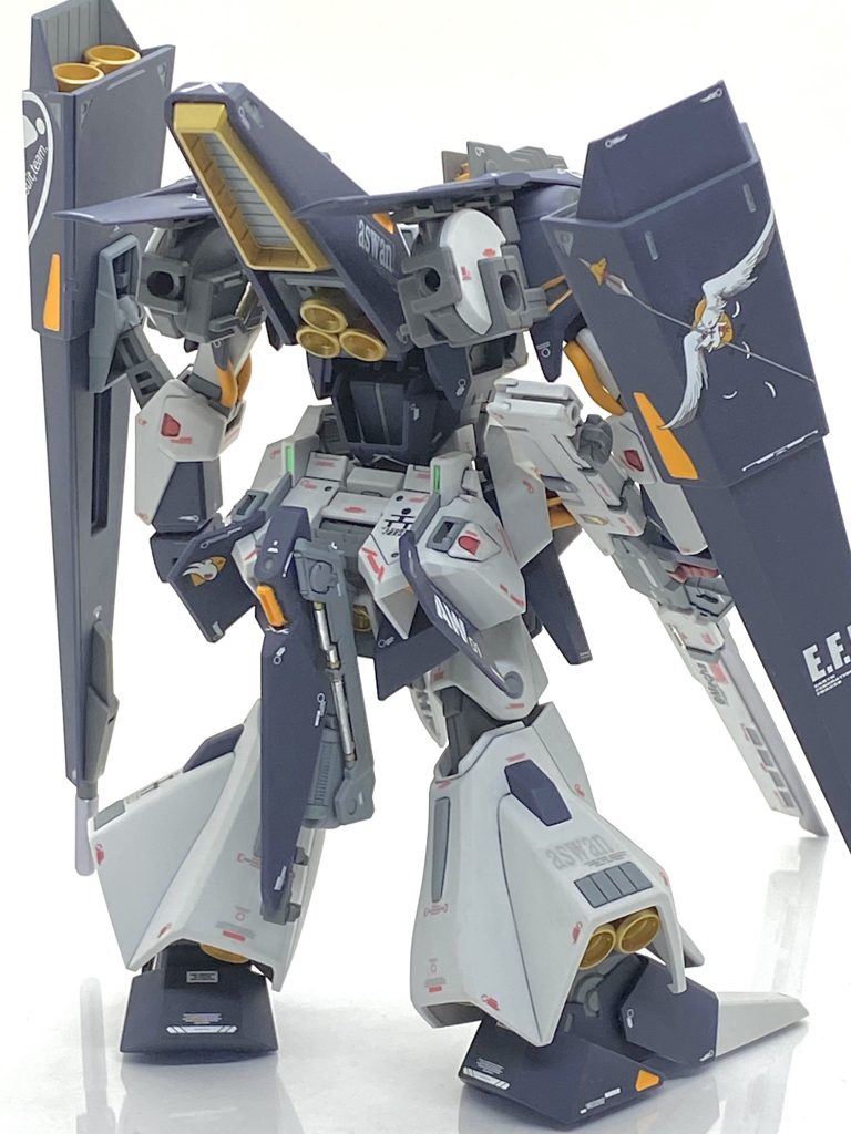 ムーバブルシールドバインダーに書かれていますT3部隊の象徴でありますウサギの絵とTRの大判デカールはモールドをまたぐ為に貼るのが大変難しく、しかも15年以上前の発売当時のデカールだったので状態が良くなかった為にウサギの絵の方は一枚駄目にしてしまいました。最初に説明書に記載されてある部隊章を貼り、後からコーションを貼る様にしました。