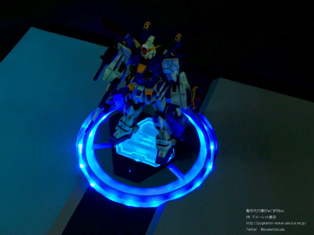 有機ELを使用しているので、文字盤は光点が集中せず、均等に分散するので美しい仕上がりです。外周より光が弱いので露光調整が難しいですが。