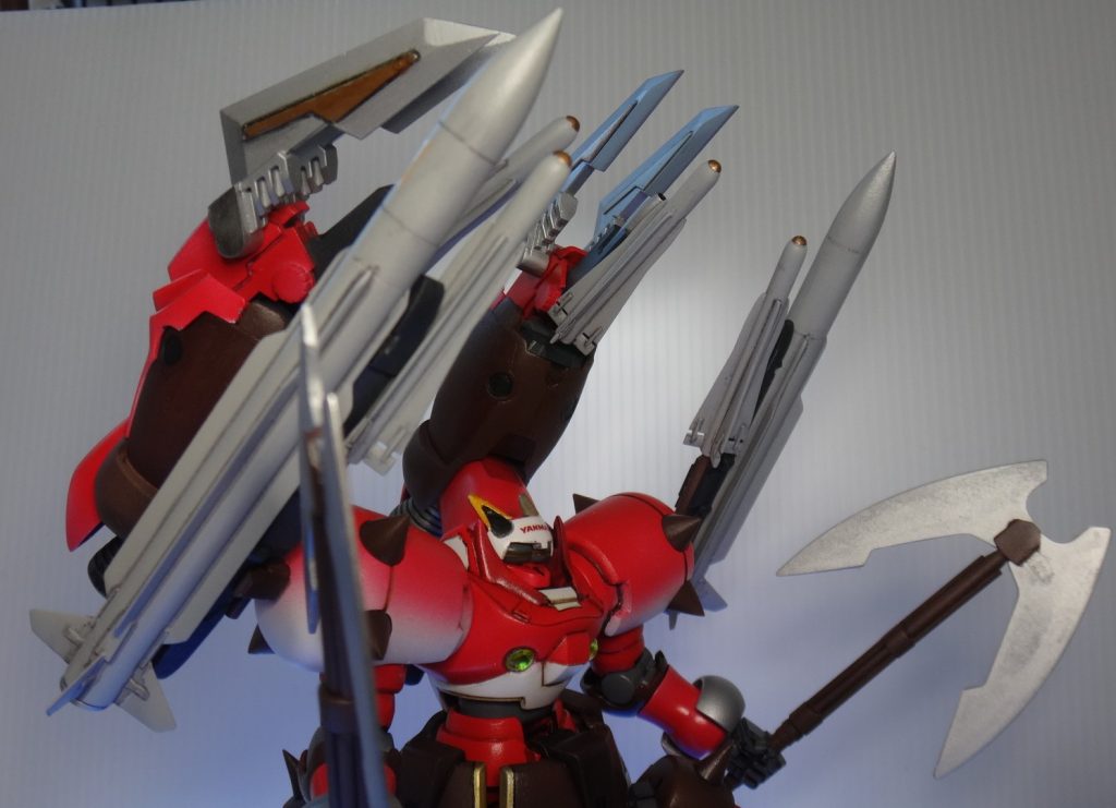 ①ねこみみ額にパーツに△の突起が二つあるんですよ、じゃあ、その突起を生かして、「ねこみみ」にしてみようかとwwwねこみみ→猫→ネコ目→ザンスカール系のカメラということで、ザンスカール系のカメラ(猫目?狐目?)を自作しました。(自作方法は、製作工程で説明)うん、かわいくないwwww額の「ヤンマー」も、たまたま手元にあったから貼ってみたむしろ、かわいくならないように作ってるんじゃないかと(爆)