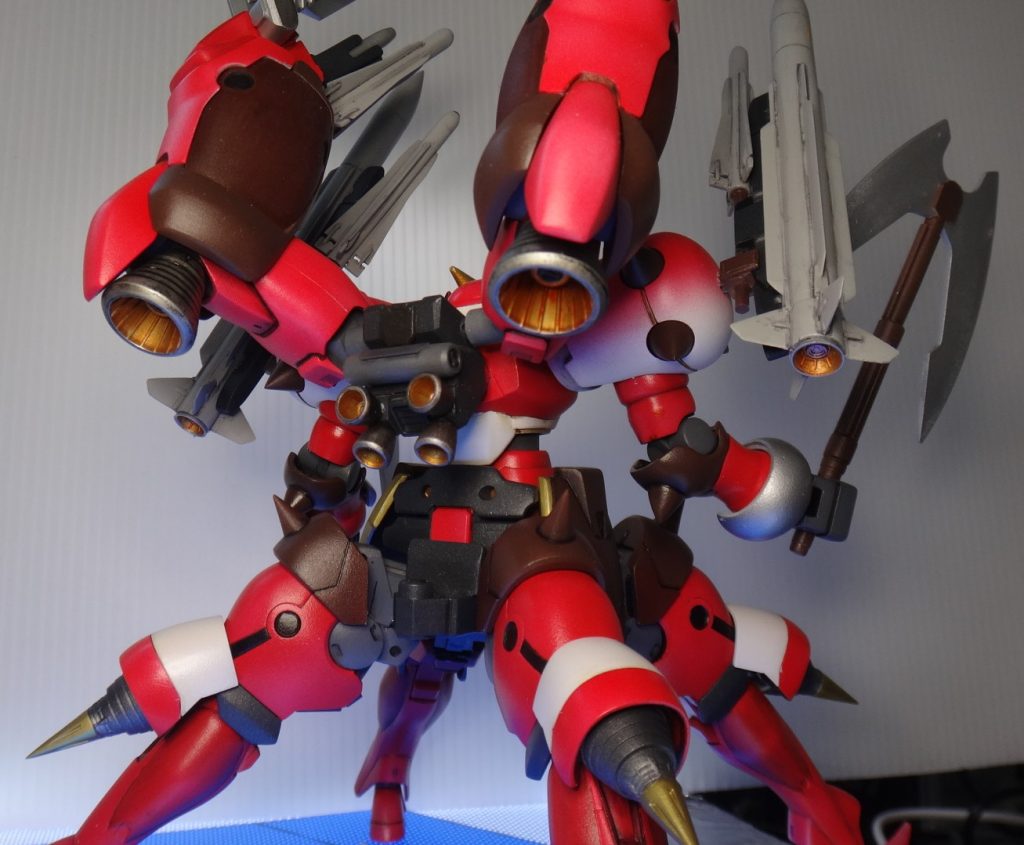 ④ダブルトマホークブゥゥゥゥメラン!!!元々ついてる武器が、「四俣の槍テトラエンド」変わった武器なんですが、イマイチ、ピンと来ない。刃のパーツが斧にみえたので、手持ちの両刃斧にしてみたした。あと、ミサイルとかは、昔、改造パーツ用に「ハセガワ エアクラフトウェポンE アメリカンミサイルセット」を買ってて、未使用のまま10年近くたったので、今回使いました(消費したというべきか)塗装いま、私の部屋に飾ってるガンプラに「赤」のキットがなかったので、赤を基本に塗装してみました。肩パーツは、スジボリとか追加せず、単純な面構成だったので、グラデーションの2トーンにしてみました。総括:ゲッター1+ゲッター3みたいになったwww