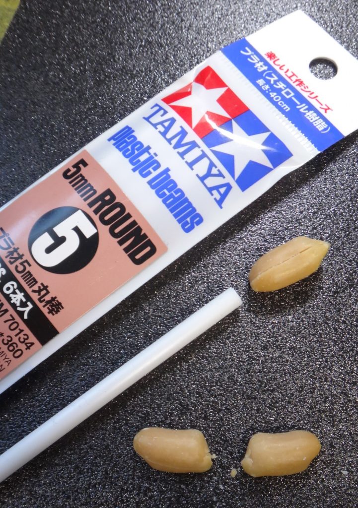 ザンスカール系のカメラ(猫目?狐目?)の自作方法その名も、「ピーナッツ製法」柿の種のピーナッツを見て、思いつきました。①5ミリプラ棒を用意②5ミリプラ棒からピーナツの形を作成 くるくるプラ棒を回しながら、ヤスリで、楕円形の物体を削りだる(プラ棒からはまだ切り離さない) ③ピーナッツを縦に割る。 プラ棒についた楕円形のピーナッツに縦に切る(エッチングソー) そのあと、プラ棒からピーナッツを切り離す④同じ楕円ドーム状のパーツが2個できる これで、ザンスカール系のMSへの改造がしやすくなるかと思います