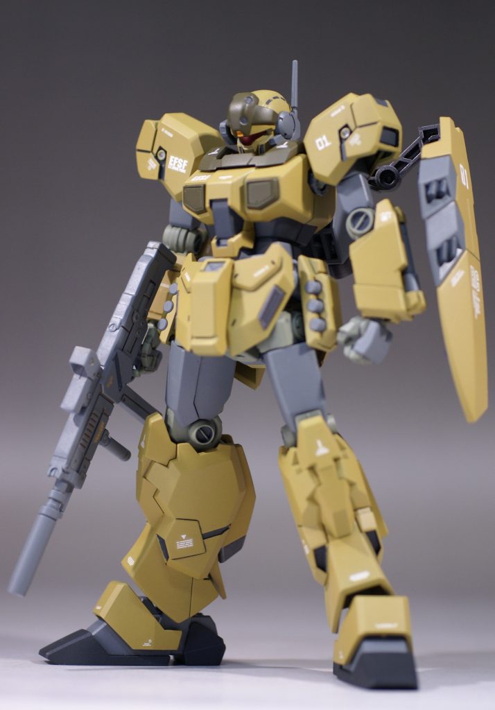 バイザーは下地にシルバーのメタリック塗料を塗布。その後にクリヤーレッドで色を変更。