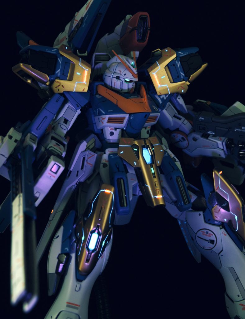 ブラックライトは紫にならないよう撮るのが難しいです。今回は紫の可視光が少ないコンテックのブラックライトを使い、カメラのシャッタースピードを3〜4秒にして、ライトをフリフリして満遍なく照らすようにしてみました。