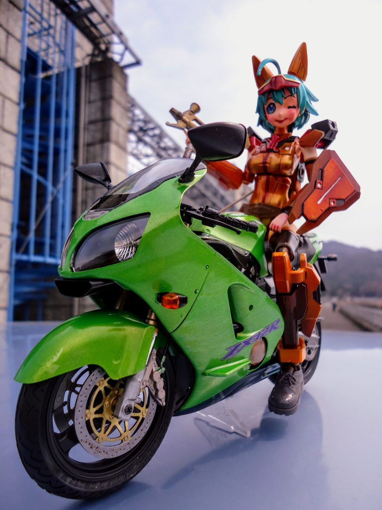 ハンドパーツはチョット大味なので?K社の余っていたジャンクパーツに変更!靴もそれに伴って安全靴風のガールガン&30MS改造パーツ(メイド服)に付属のものに変更しています。