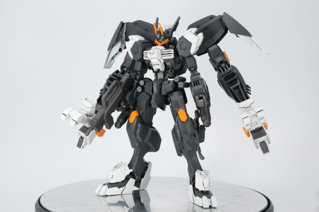 素立ち。バックパックが大きいので立たせるのに一苦労。